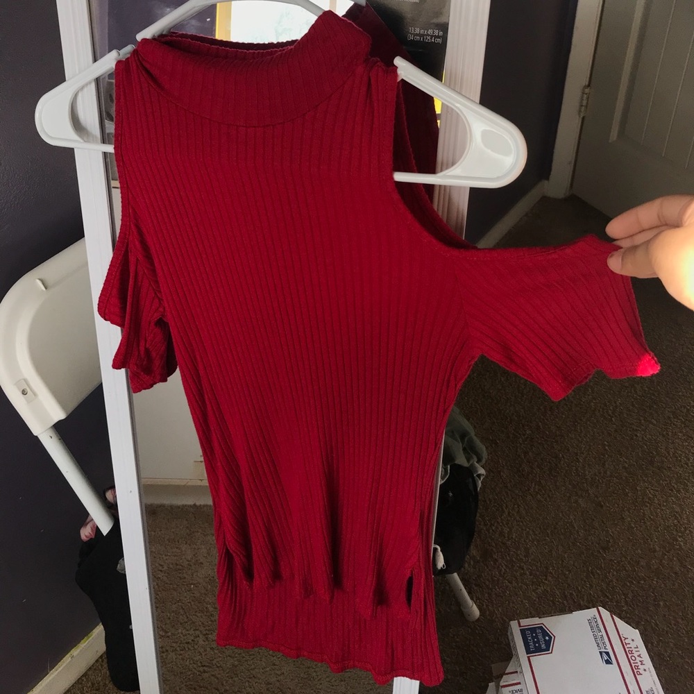 Short sleeve no shoulder top